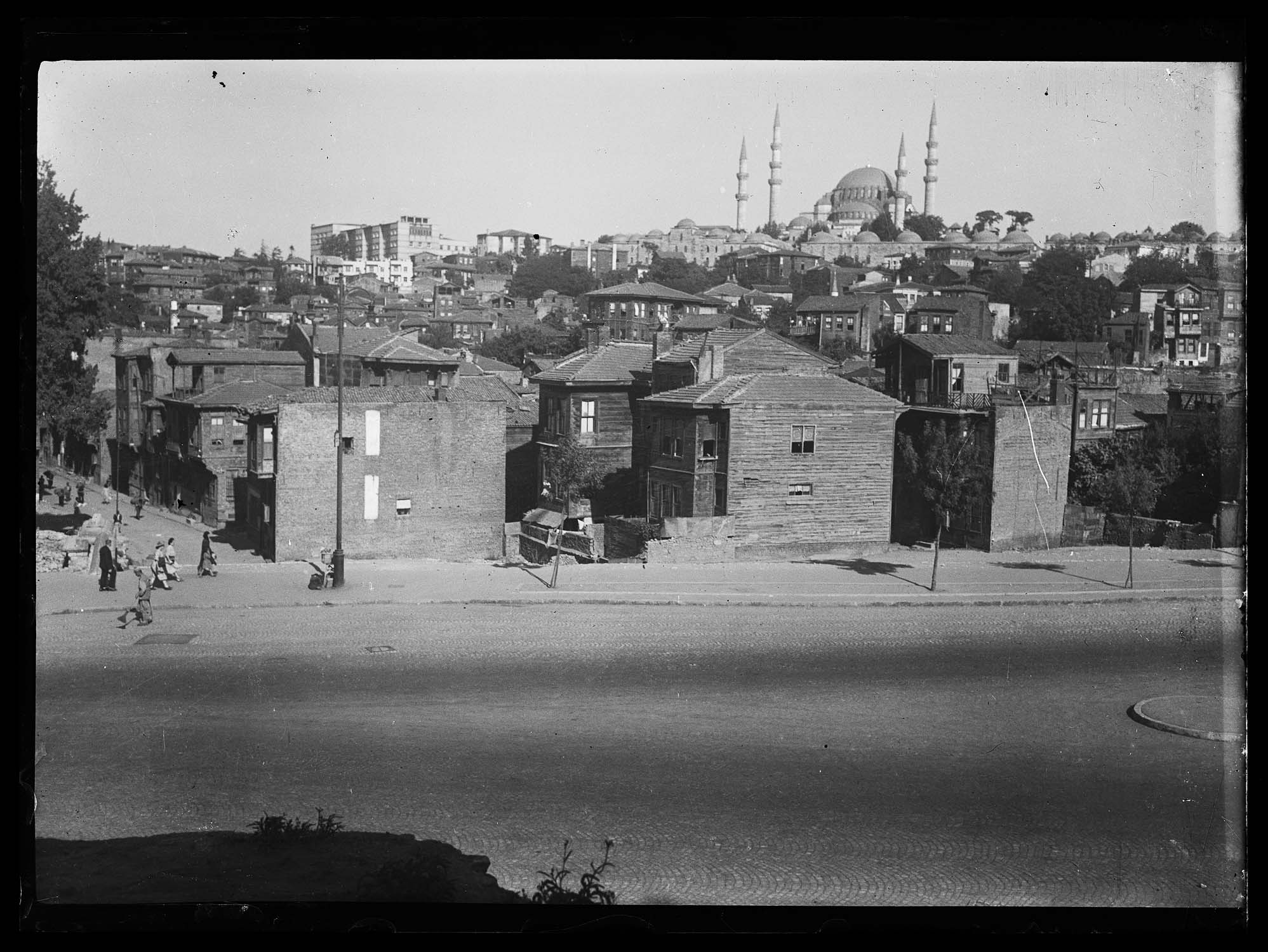 Vue générale du nouveau boulevard, avec la mosquée Suleymaniye à l'arrière-plan